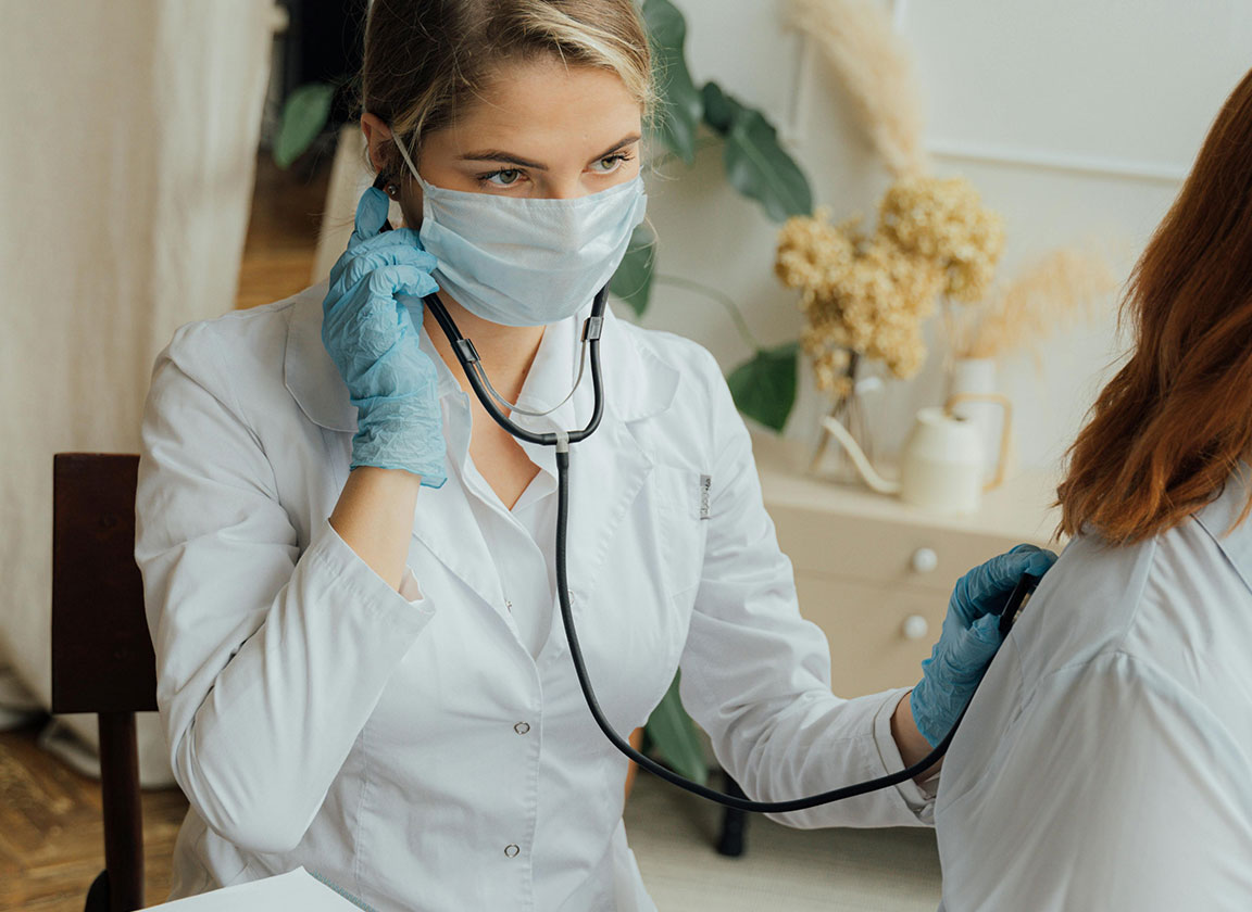 Ärztin bei der Untersuchung einer Patientin